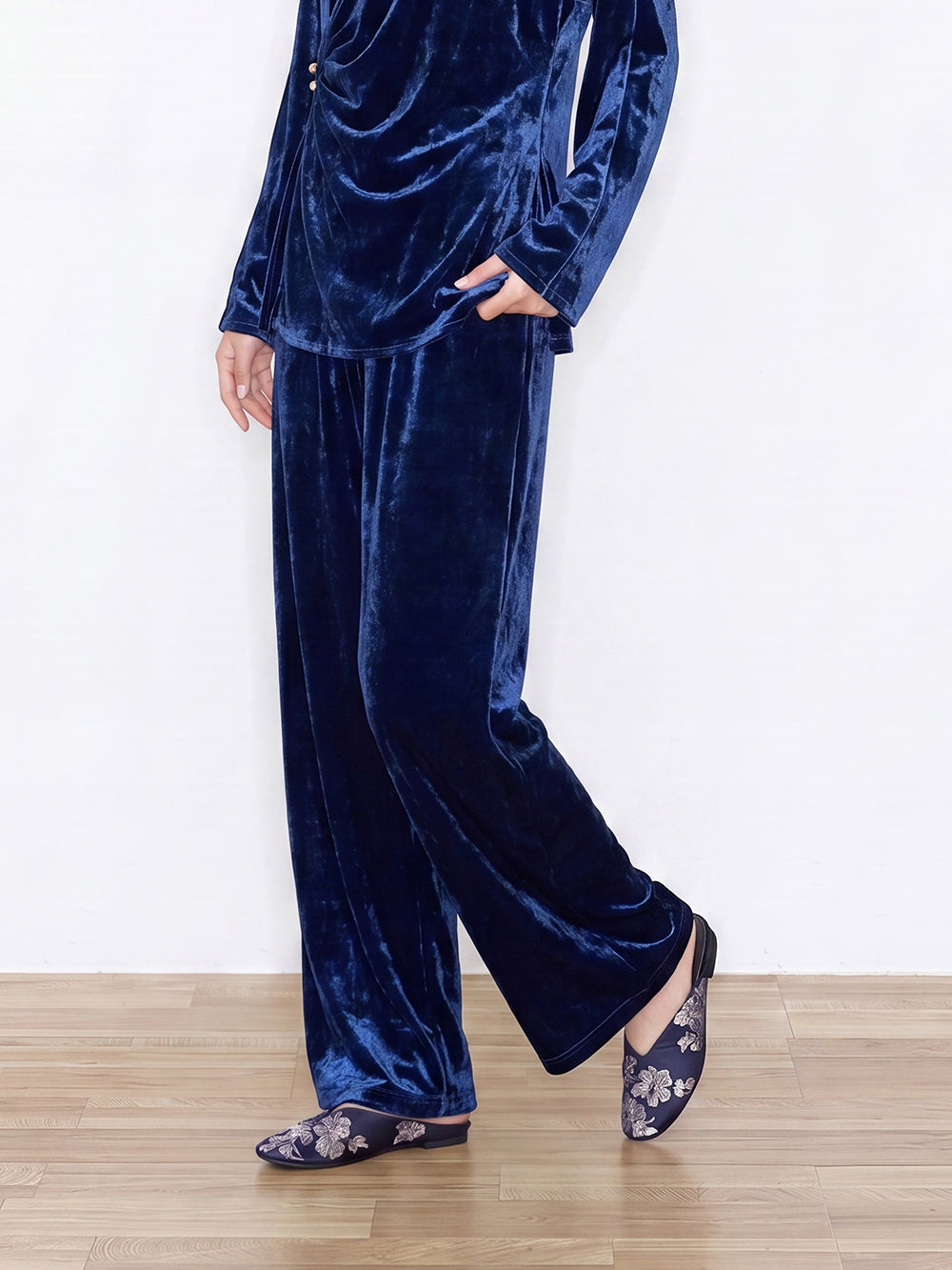 MUKZIN×Capsule Collection New Chinese-Style Embroidered Silk Velvet V-Neck Top