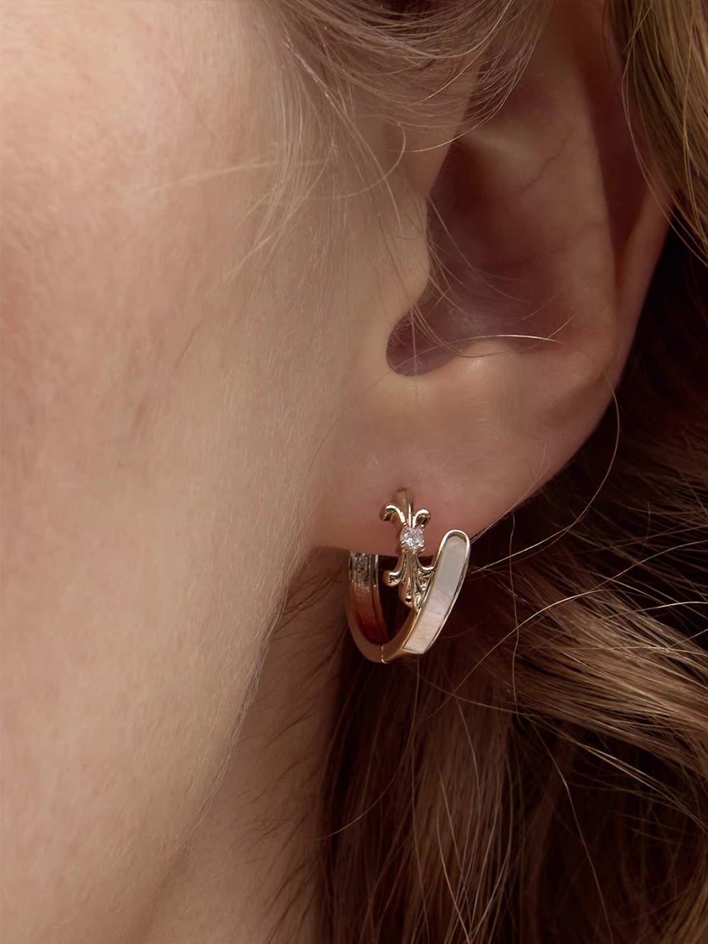 MUKTANK¡ÁSUN HUNTER Mother-of-Pearl Iris Ear Studs