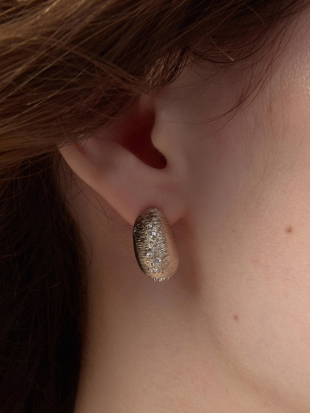 MUKTANK×SUN HUNTER Pea C-Hoop Brushed Earrings