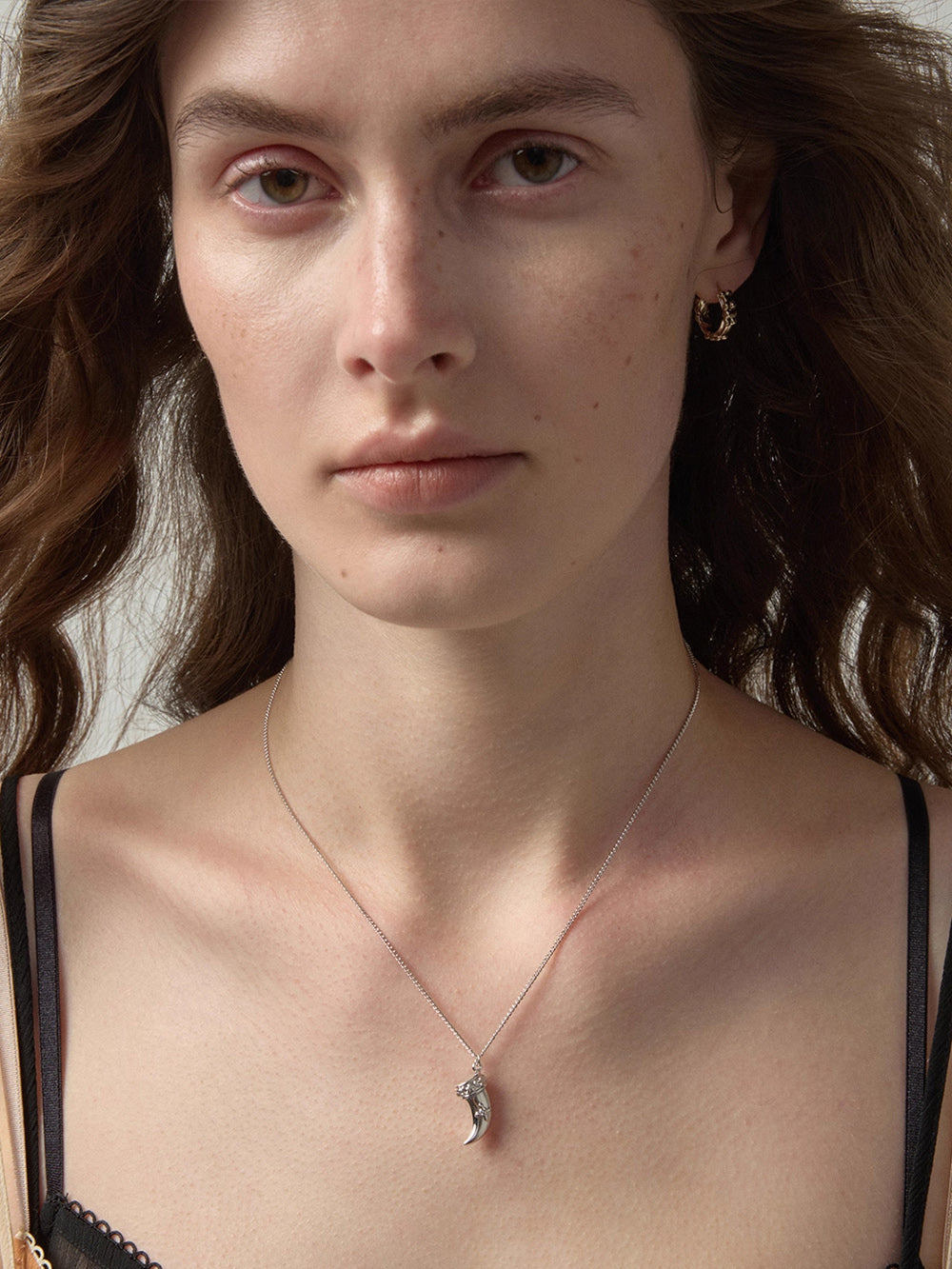 MUKTANK×SUN HUNTER Embossed Iris Tooth Pendant Necklace