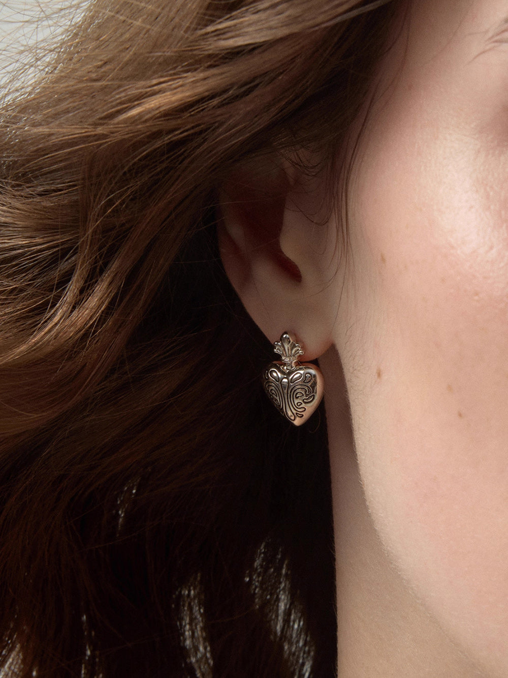 MUKTANK×SUN HUNTER Iris and Heart Carved Stud Earrings