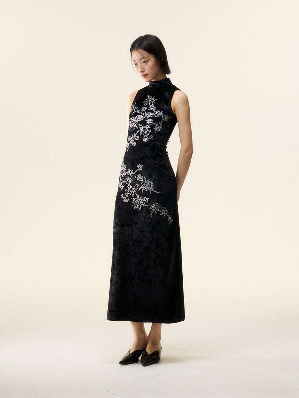 MUKTANK×LOUMUTAKU Qipao Made of Velvet With Flower and Bird Patterns and Hot-fixed Rhinestones