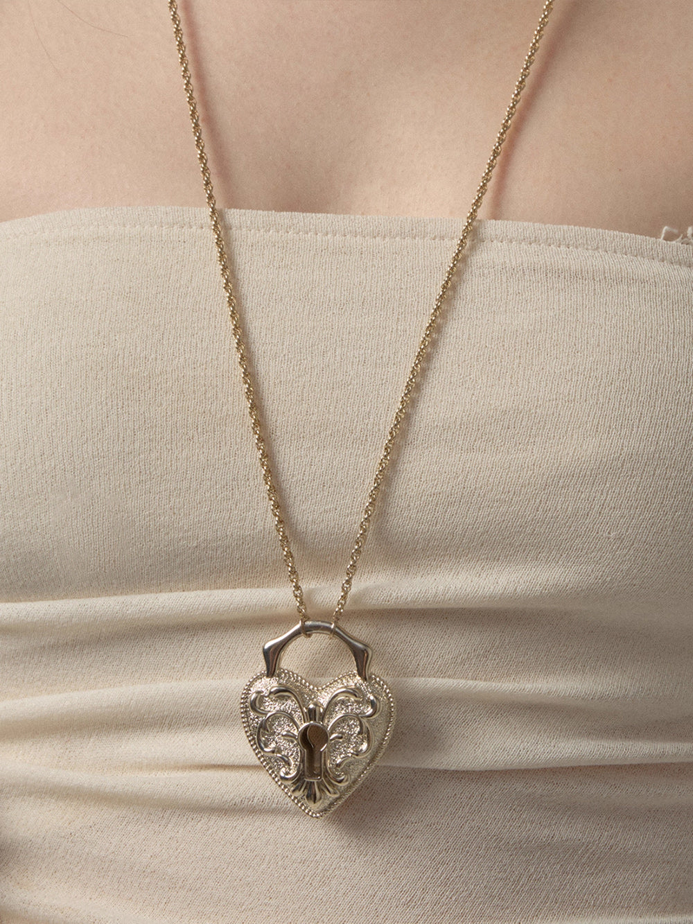 MUKTANK×SUN HUNTER Long Vintage Embossed Heart Necklace