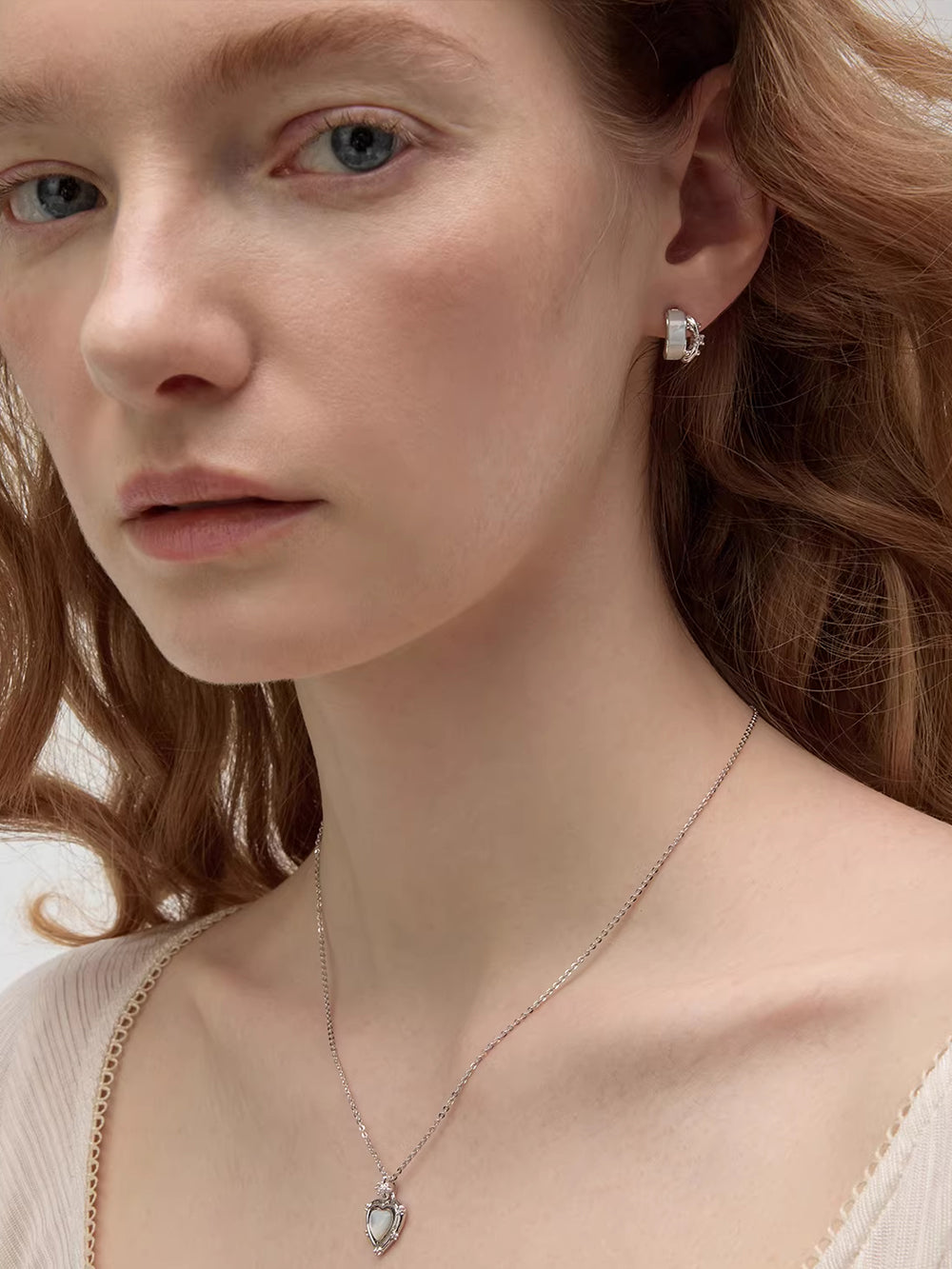 MUKTANK×SUN HUNTER Mother-of-Pearl Iris Half-Hoop Earrings
