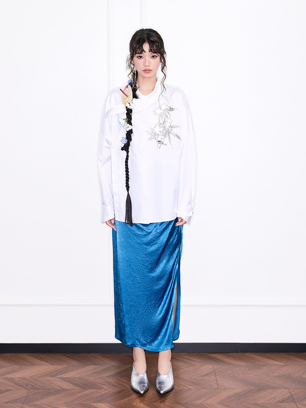 MUKZIN“Realm of Ethereal Mist”White Chinese - style Oblique - front Shirt with Sequin Floral Decoration
