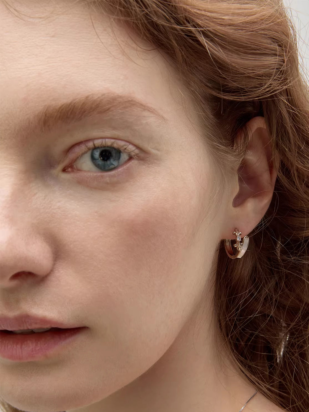 MUKTANK¡ÁSUN HUNTER Mother-of-Pearl Iris Ear Studs