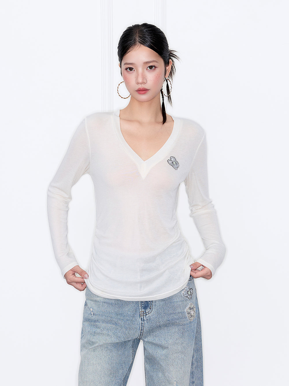 MUKZIN“Capsule Collection”V-Neck Slim-Fit Base Layer Top with Rhinestone Embellishment