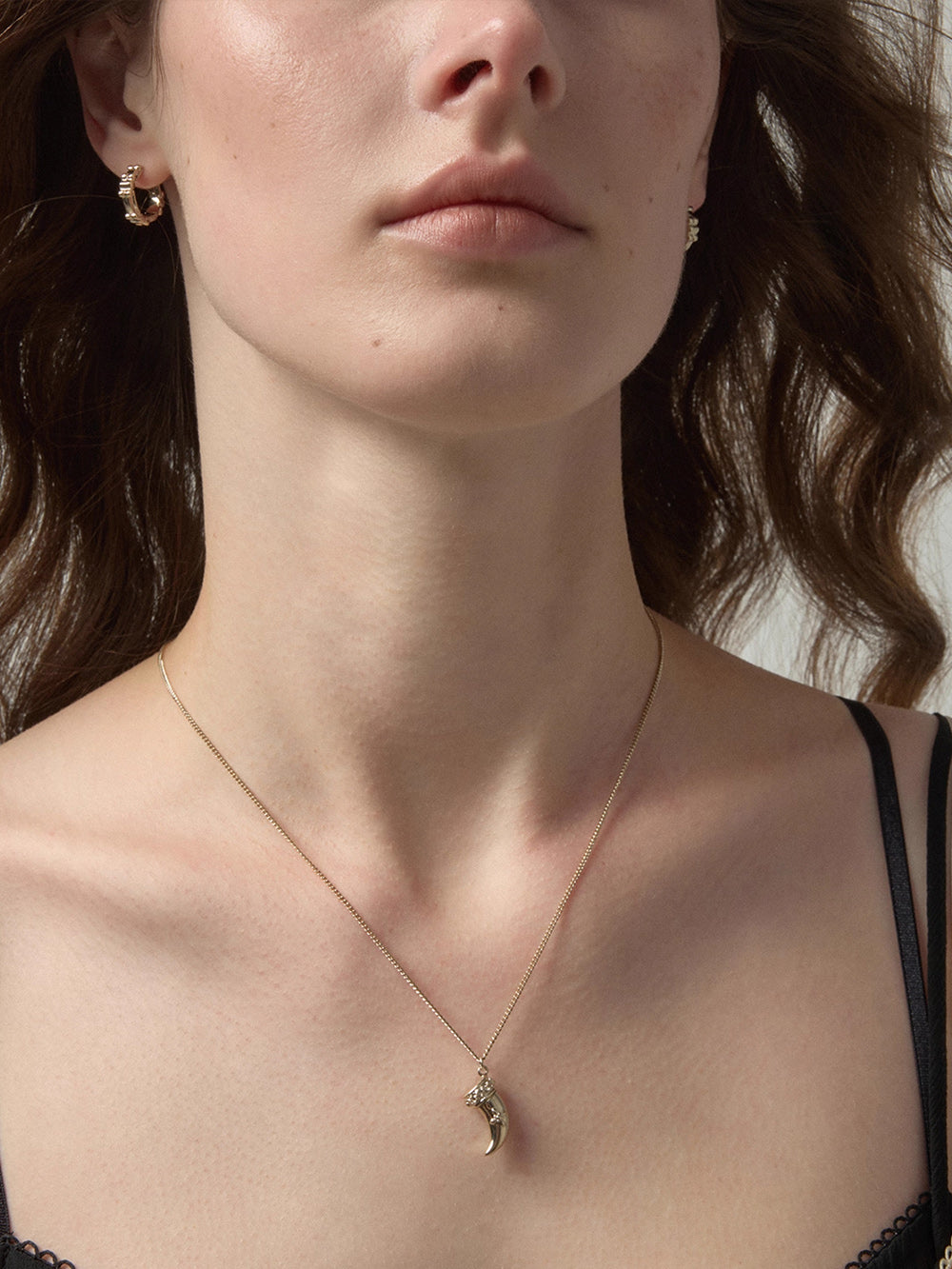 MUKTANK×SUN HUNTER Embossed Iris Tooth Pendant Necklace