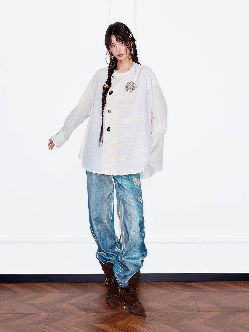 MUKZIN“The Sequence of Deer's Call”White Asymmetrical Placket Button Decor Badge Oversized Jacquard Shirt