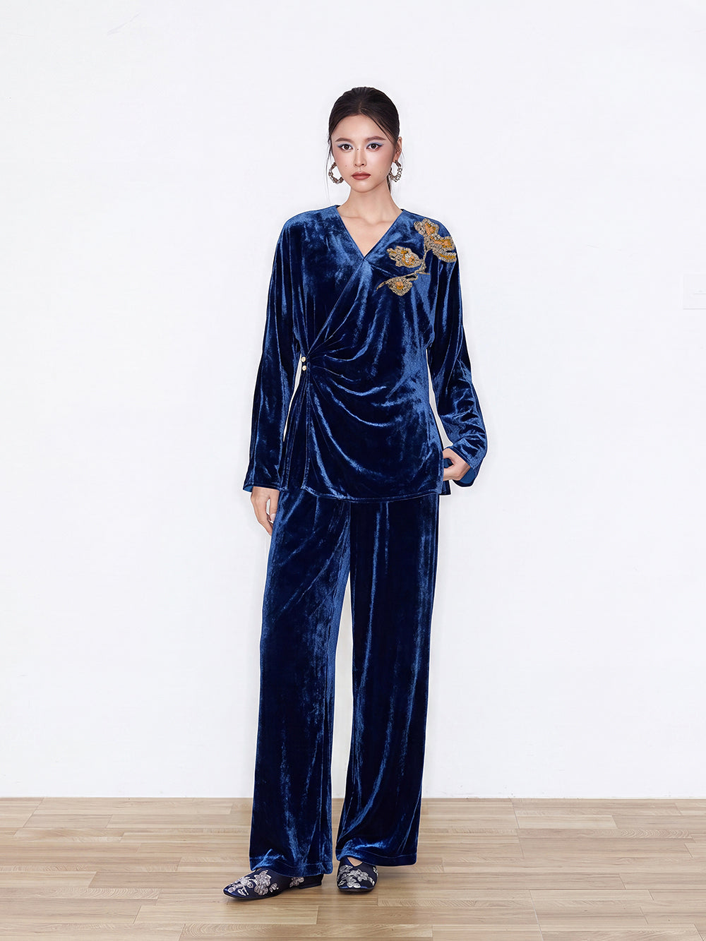MUKZIN×Capsule Collection New Chinese-Style Embroidered Silk Velvet V-Neck Top