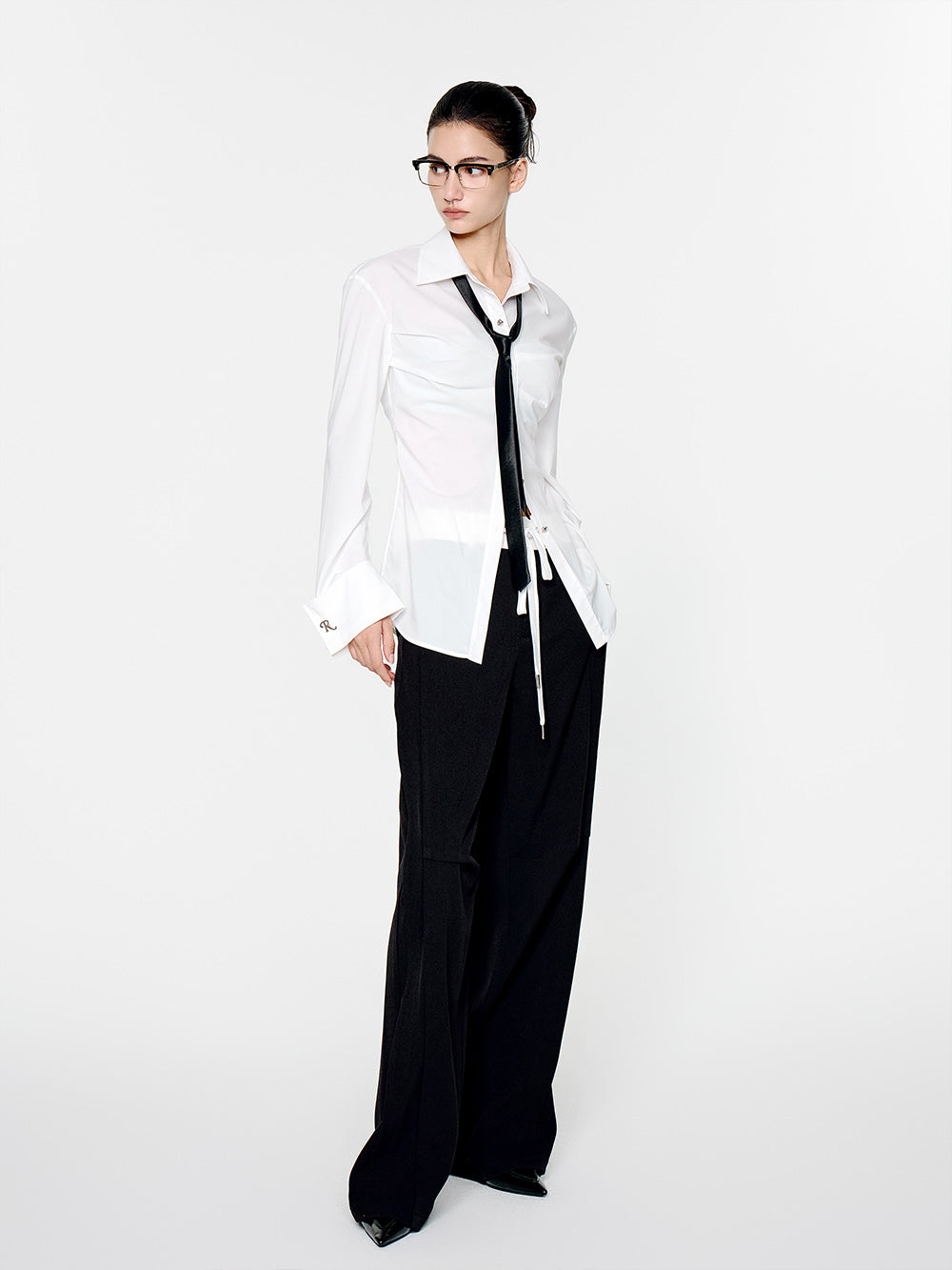 MUKTANK×MODULER Waist-Cinching Slim-Fit Turn-Down Sleeve Shirt in Black and White.