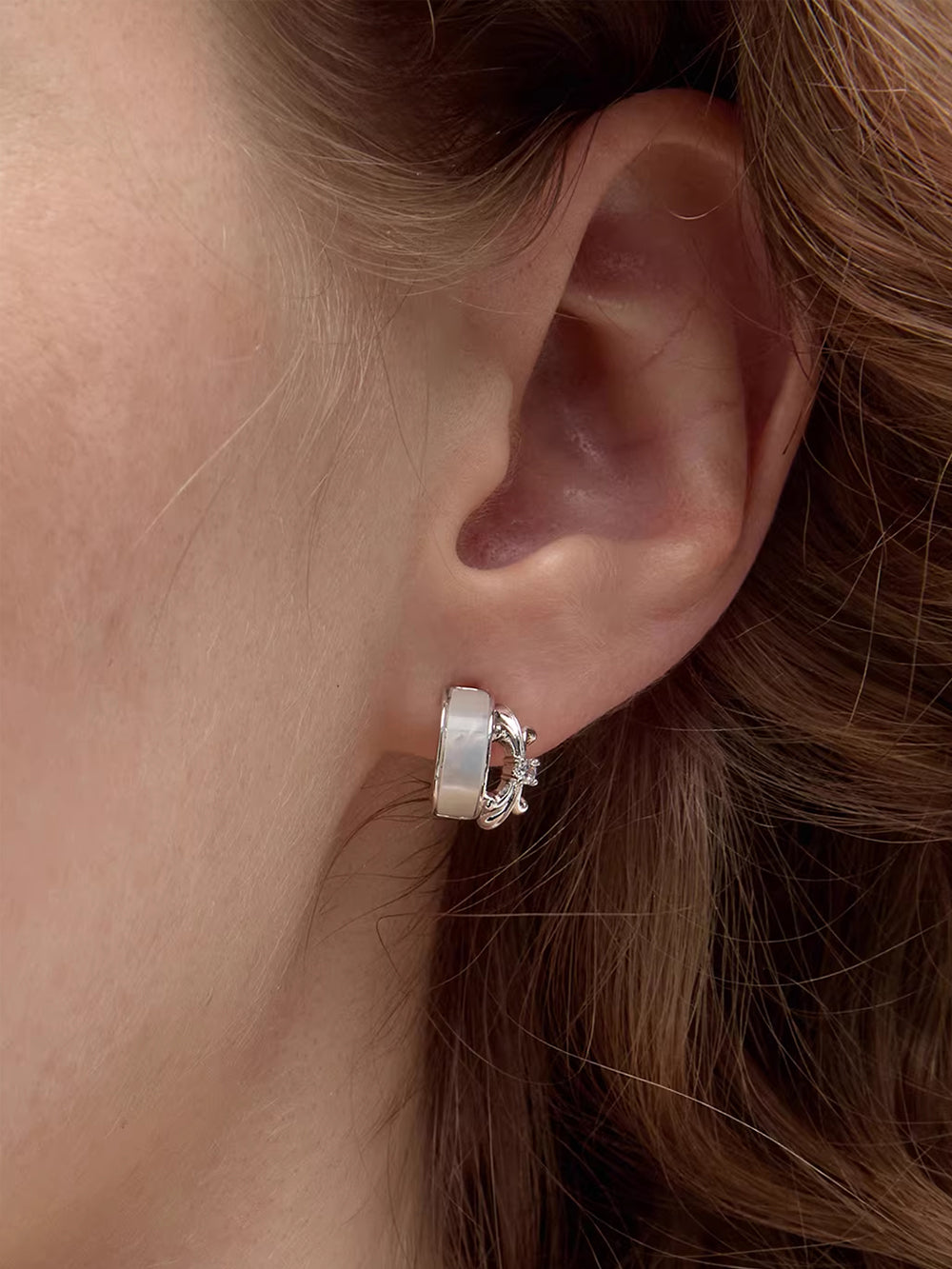 MUKTANK×SUN HUNTER Mother-of-Pearl Iris Half-Hoop Earrings