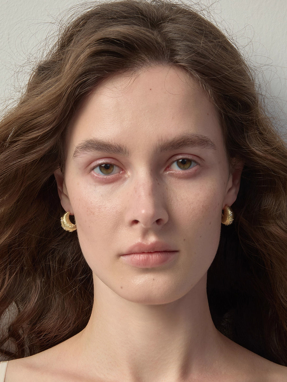 MUKTANK×SUN HUNTER Pea C-Hoop Brushed Earrings