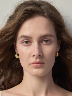 MUKTANK×SUN HUNTER Pea C-Hoop Brushed Earrings