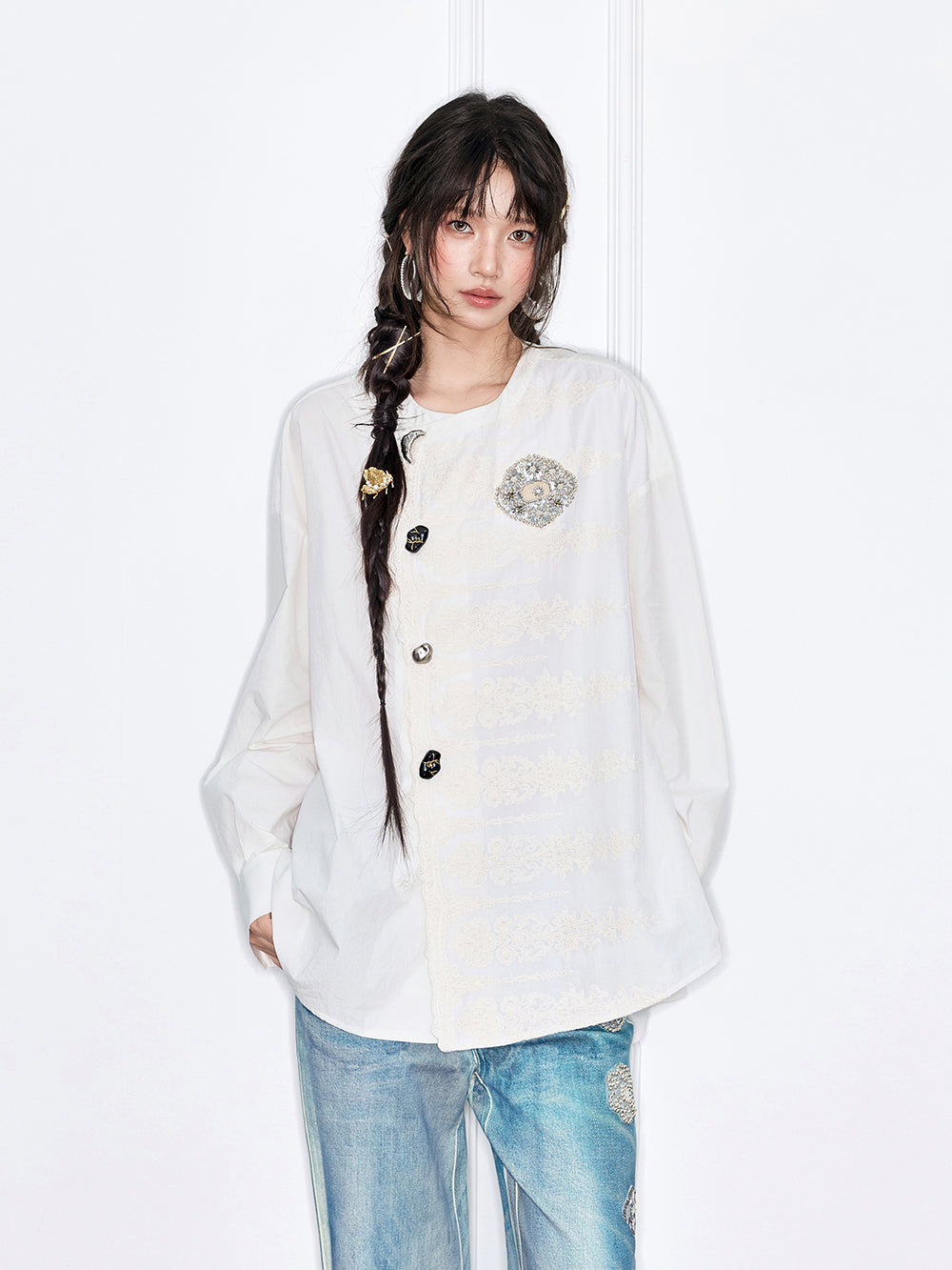 MUKZIN“The Sequence of Deer's Call”White Asymmetrical Placket Button Decor Badge Oversized Jacquard Shirt