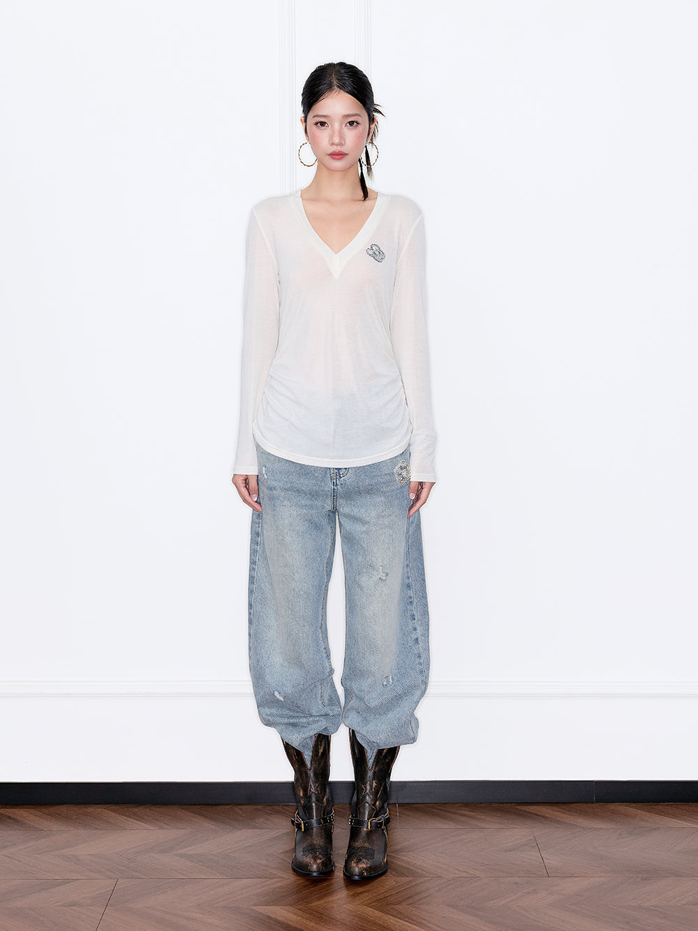 MUKZIN“Capsule Collection”V-Neck Slim-Fit Base Layer Top with Rhinestone Embellishment