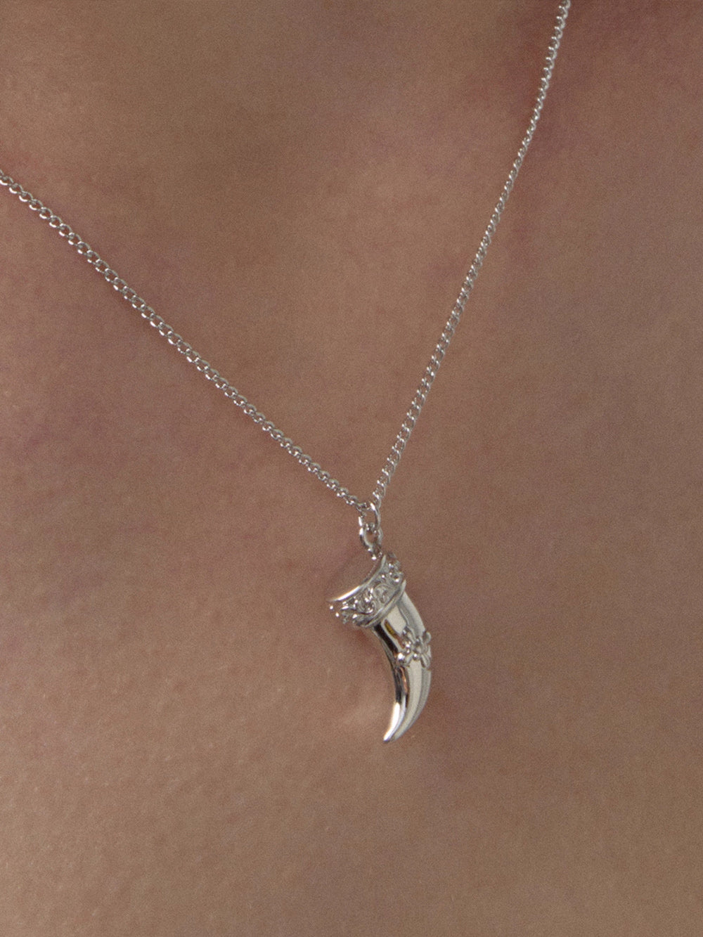 MUKTANK×SUN HUNTER Embossed Iris Tooth Pendant Necklace