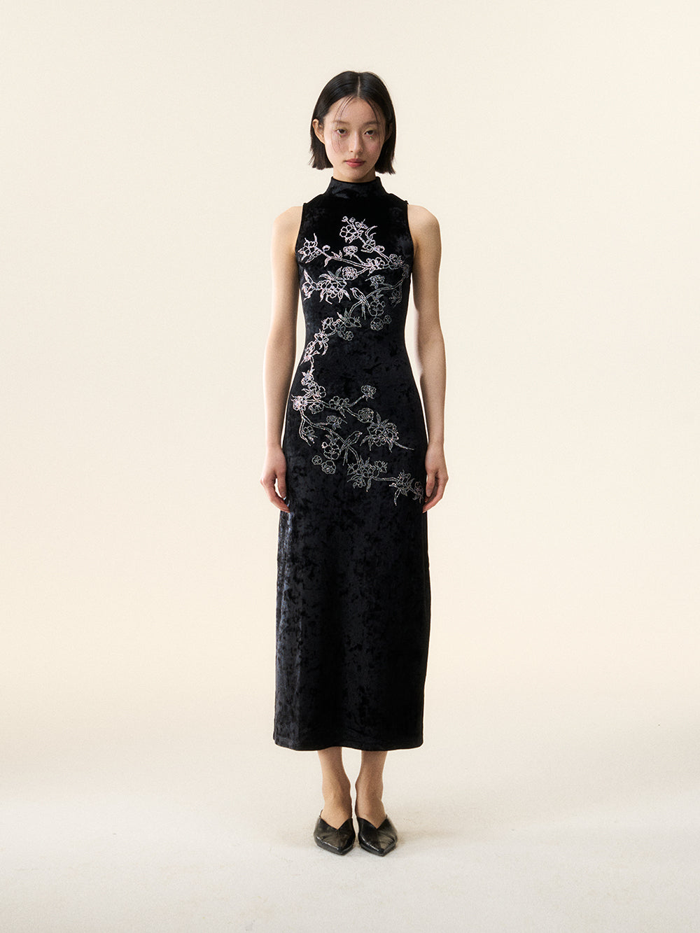 MUKTANK×LOUMUTAKU Qipao Made of Velvet With Flower and Bird Patterns and Hot-fixed Rhinestones