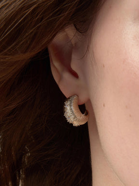 MUKTANK×SUN HUNTER Pea C-Hoop Brushed Earrings