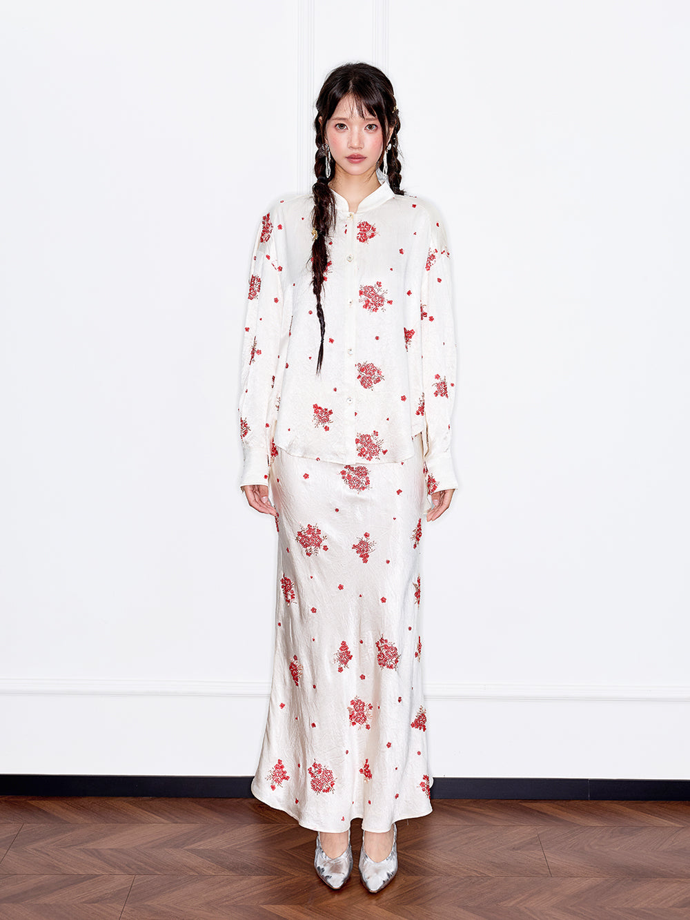 MUKZIN“Capsule Collection”Off-White Midi Skirt Accented with Red Floral Embroidery