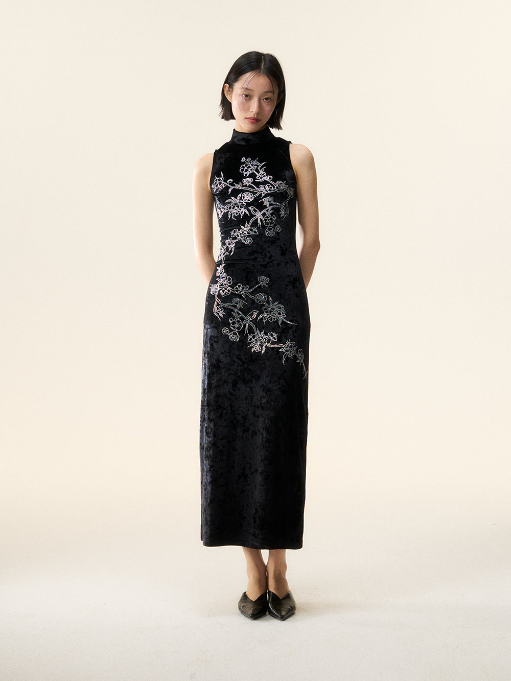 MUKTANK×LOUMUTAKU Qipao Made of Velvet With Flower and Bird Patterns and Hot-fixed Rhinestones