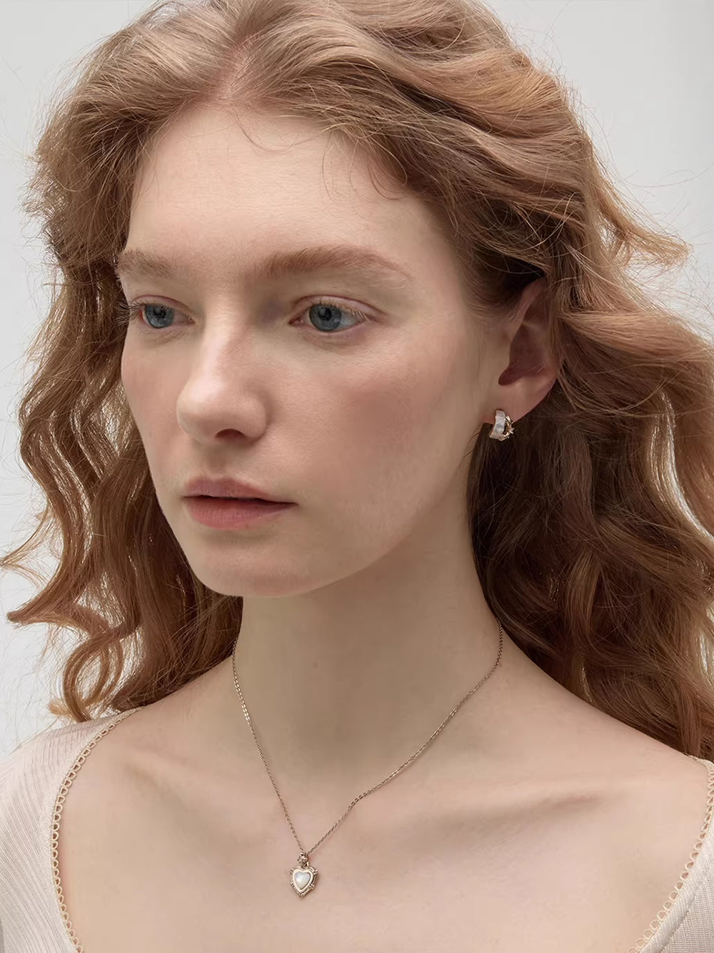 MUKTANK×SUN HUNTER Mother-of-Pearl Iris Half-Hoop Earrings