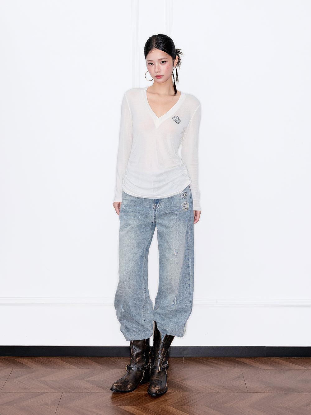 MUKZIN“Capsule Collection”V-Neck Slim-Fit Base Layer Top with Rhinestone Embellishment