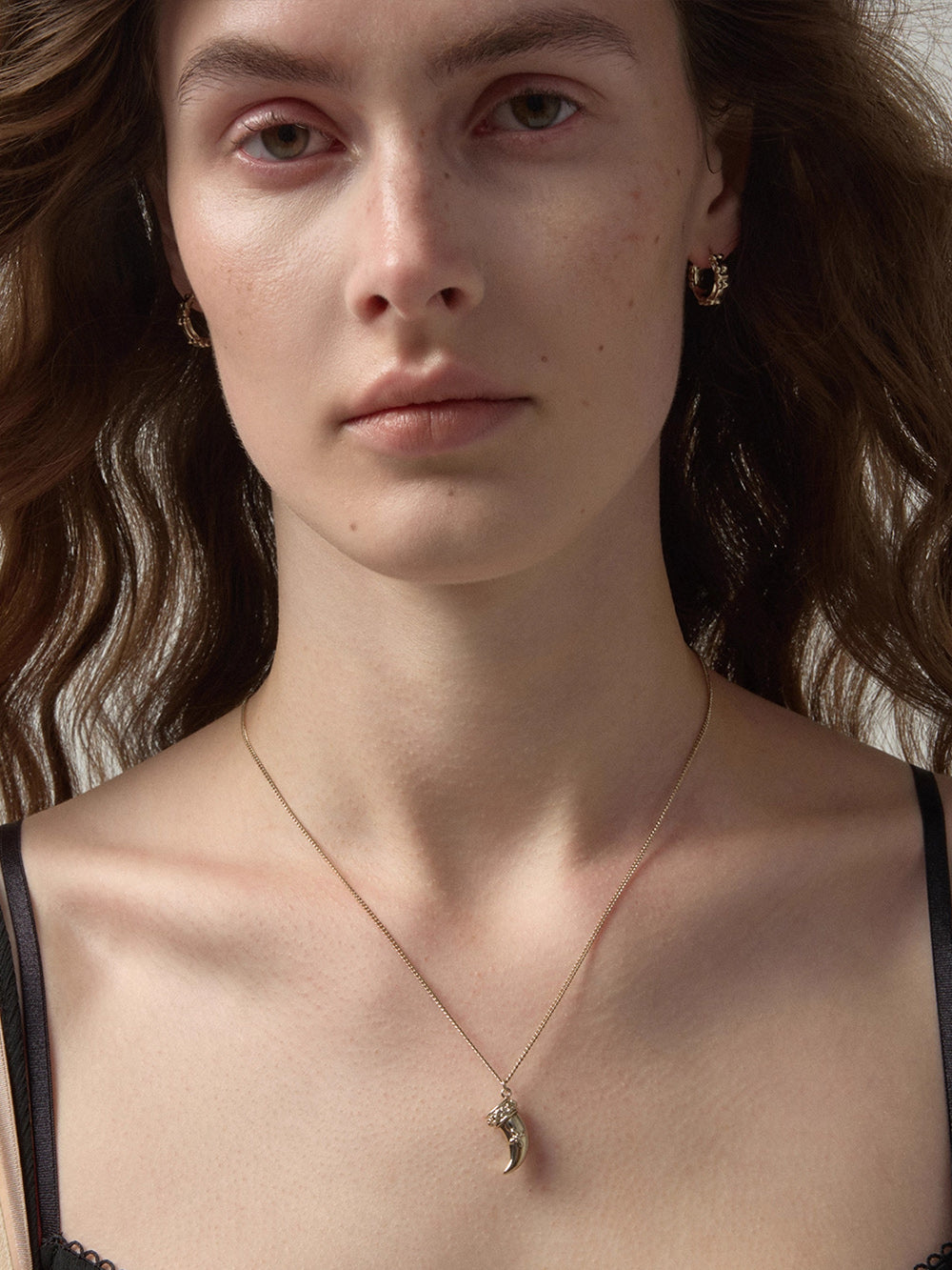 MUKTANK×SUN HUNTER Embossed Iris Tooth Pendant Necklace