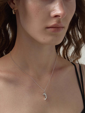 MUKTANK×SUN HUNTER Embossed Iris Tooth Pendant Necklace