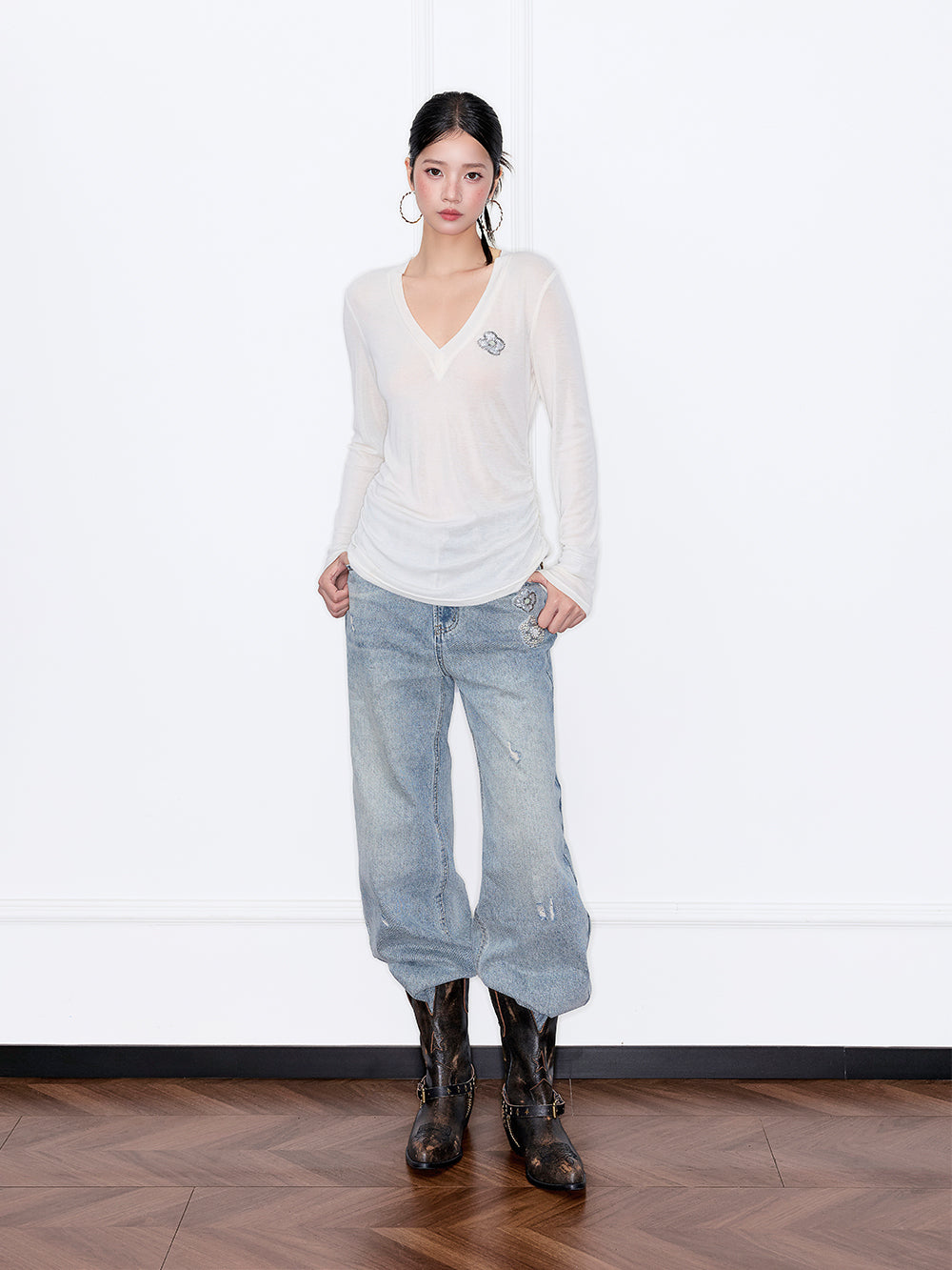 MUKZIN“Capsule Collection”V-Neck Slim-Fit Base Layer Top with Rhinestone Embellishment