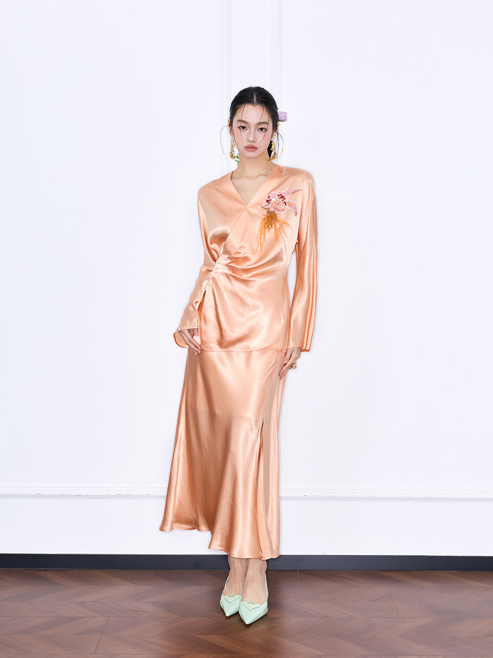 MUKZIN "Capsule Collection" New Chinese Style Embroidered V-Neck Acetate Blouse