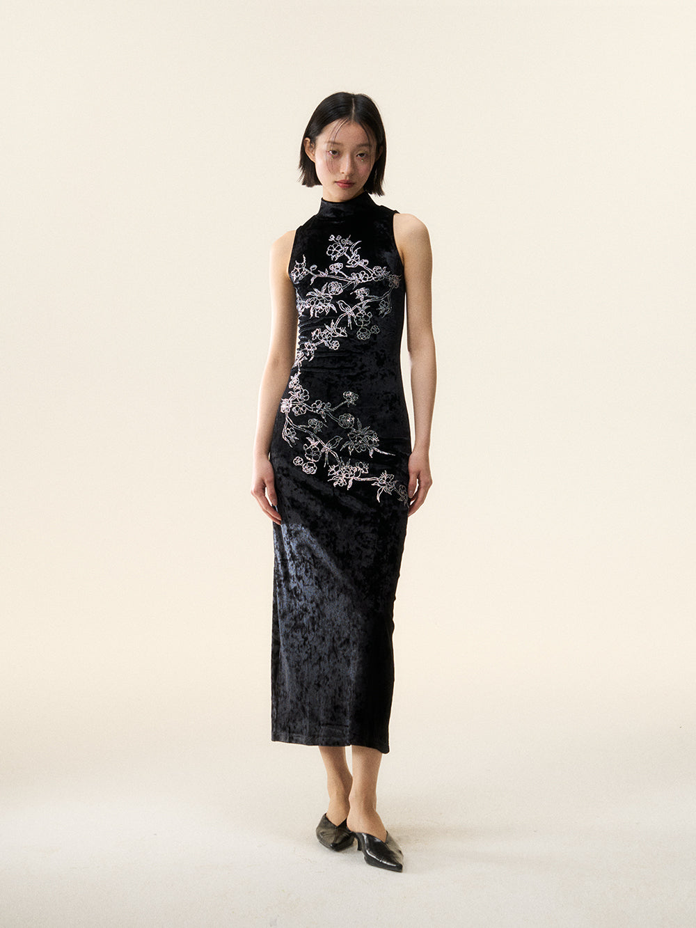 MUKTANK×LOUMUTAKU Qipao Made of Velvet With Flower and Bird Patterns and Hot-fixed Rhinestones