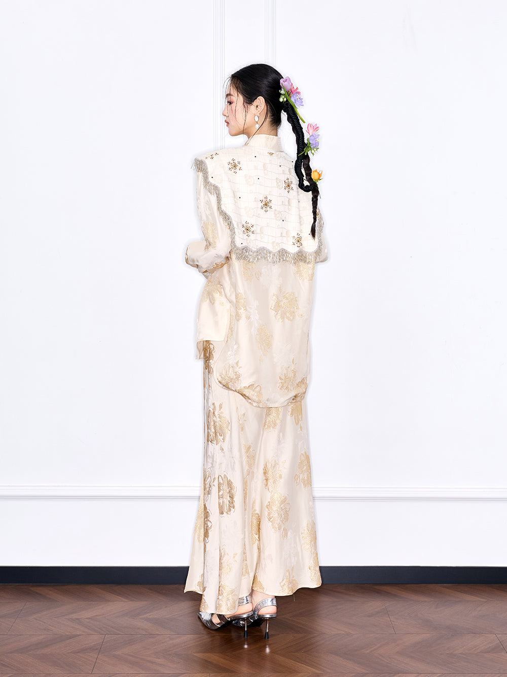 MUKZIN "Capsule Collection" Stylish Statement Piece With Designer Embroidered Cloud Shoulder In New Chinese Style