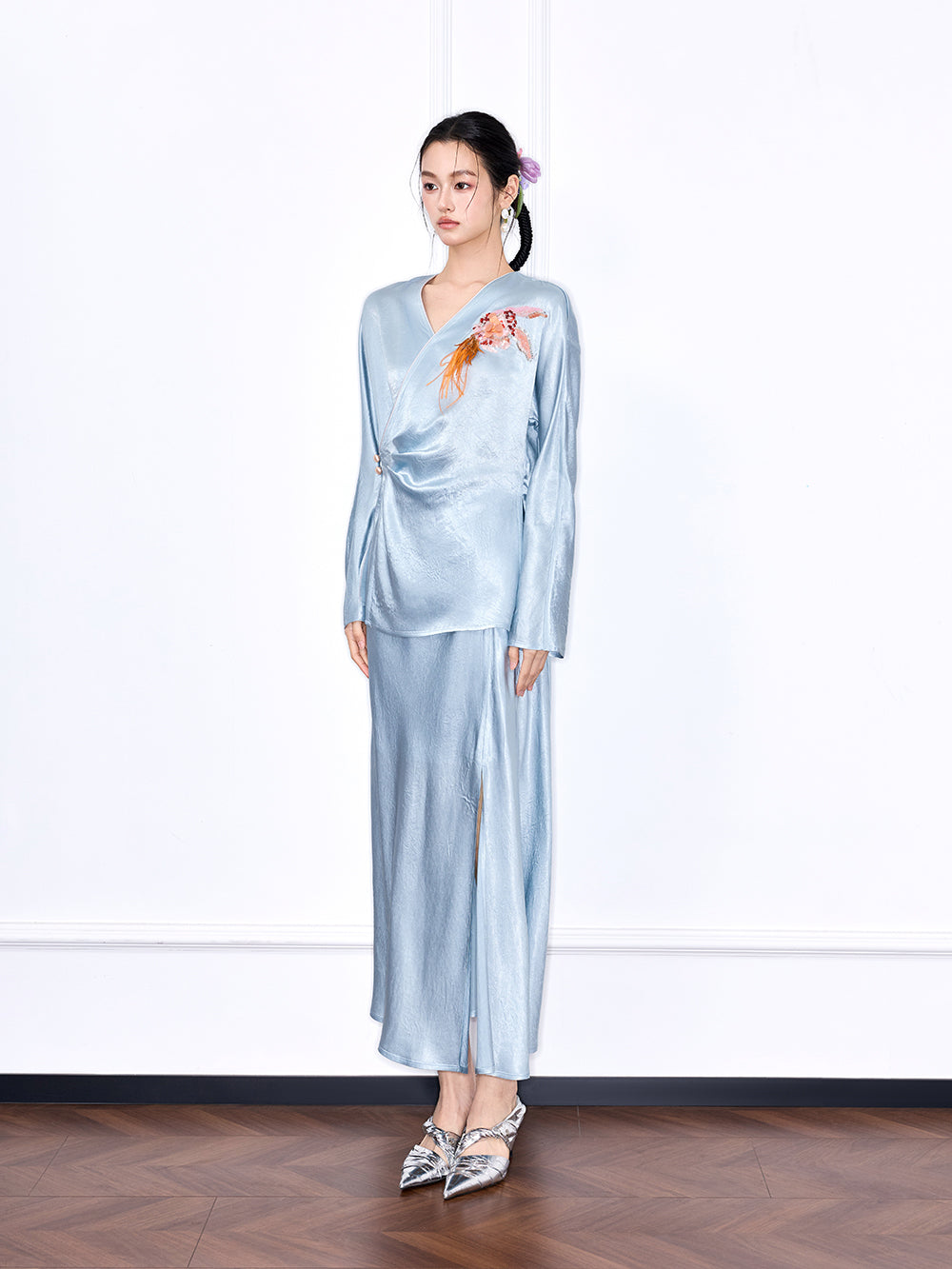 MUKZIN "Capsule Collection" New Chinese Style Embroidered V-Neck Acetate Blouse