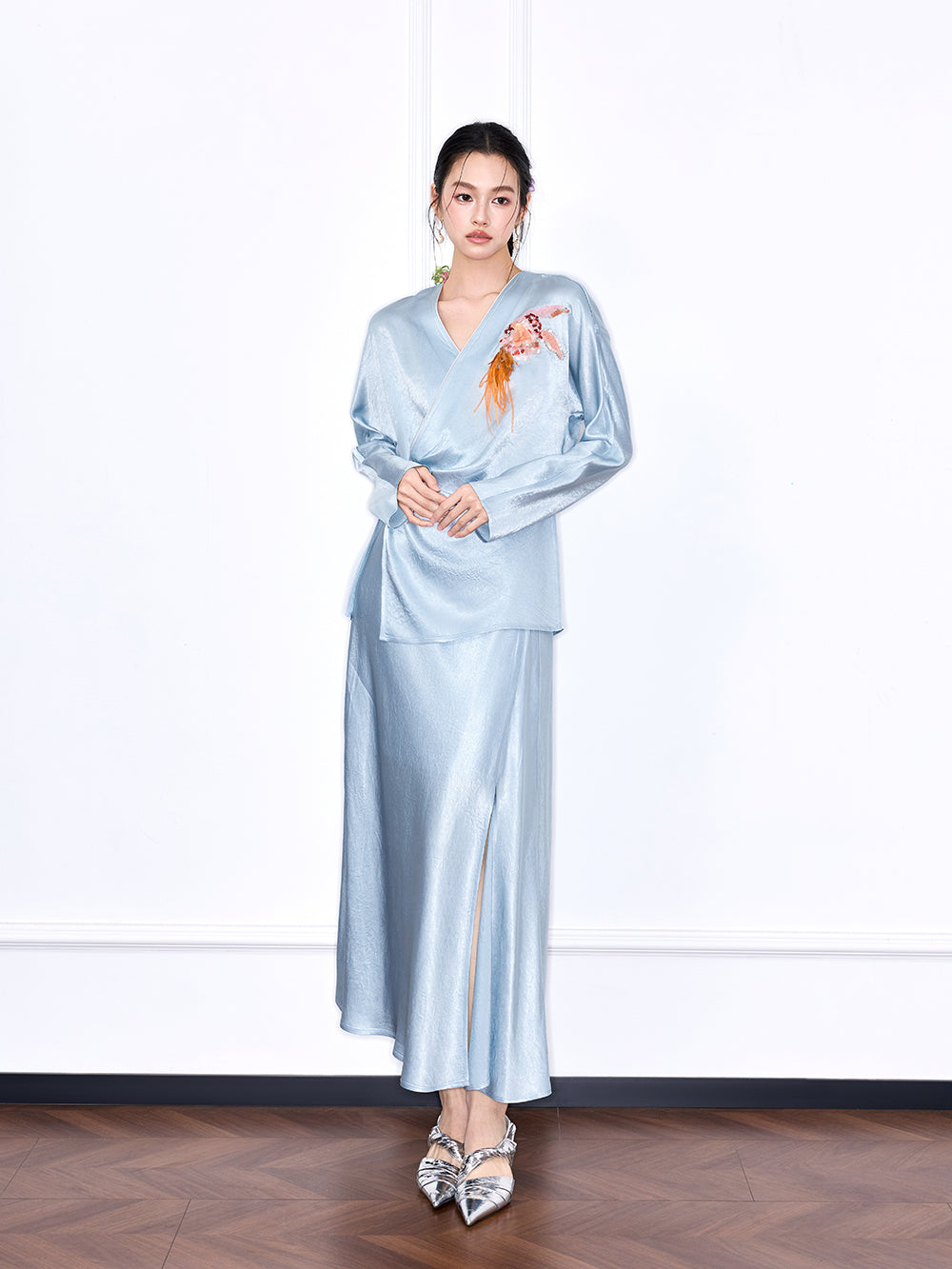 MUKZIN "Capsule Collection" New Chinese Style Embroidered V-Neck Acetate Blouse
