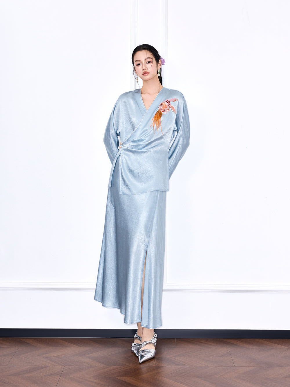 MUKZIN "Capsule Collection" New Chinese Style Embroidered V-Neck Acetate Blouse