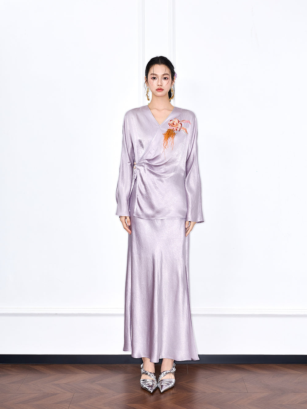 MUKZIN "Capsule Collection" New Chinese Style Embroidered V-Neck Acetate Blouse