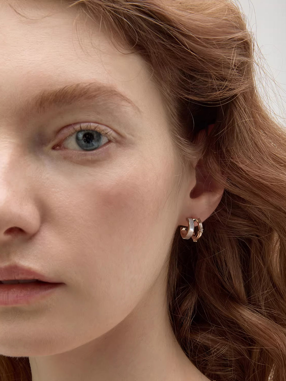 MUKTANK×SUN HUNTER Mother-of-Pearl Iris Double Hoop Earrings
