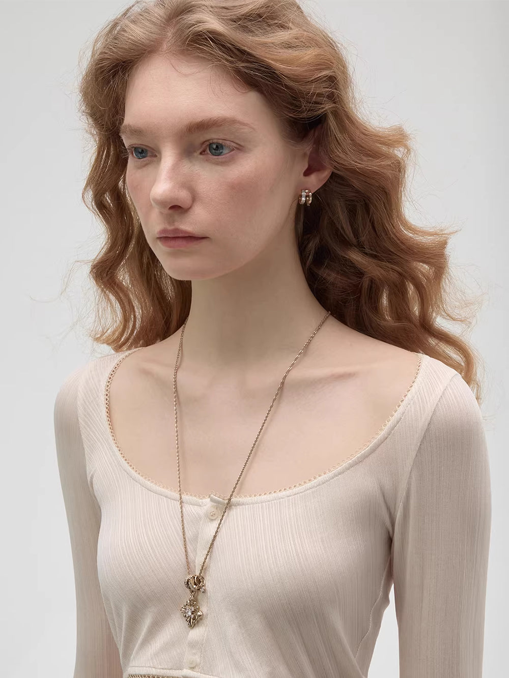 MUKTANK×SUN HUNTER Mother-of-Pearl Lulutong Iris Necklace