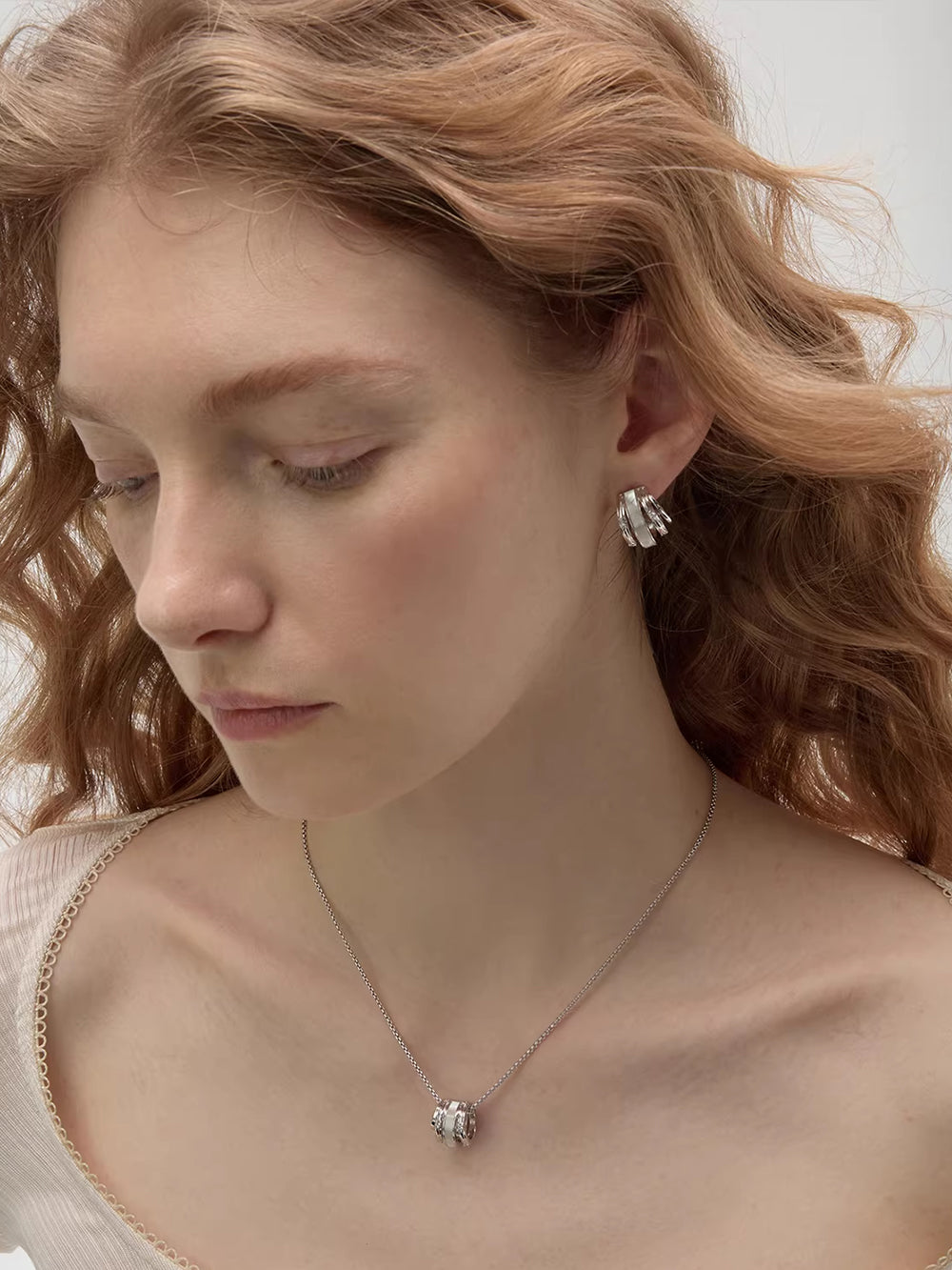 MUKTANK×SUN HUNTER Mother-of-Pearl Iris Lulu Tong Necklace