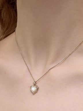 MUKTANK×SUN HUNTER Iris & Mother-of-Pearl Heart Necklace