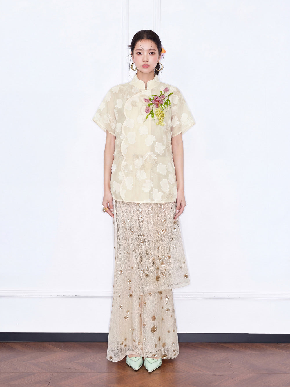 MUKZIN "Capsule Collection" New‑Chinese Style Heavy‑Embroidered V‑Neck Elegant Yellow Shirt