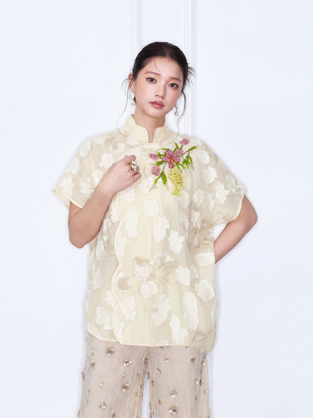 MUKZIN "Capsule Collection" New‑Chinese Style Heavy‑Embroidered V‑Neck Elegant Yellow Shirt