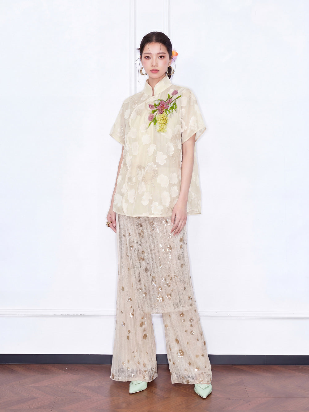 MUKZIN "Capsule Collection" New‑Chinese Style Heavy‑Embroidered V‑Neck Elegant Yellow Shirt