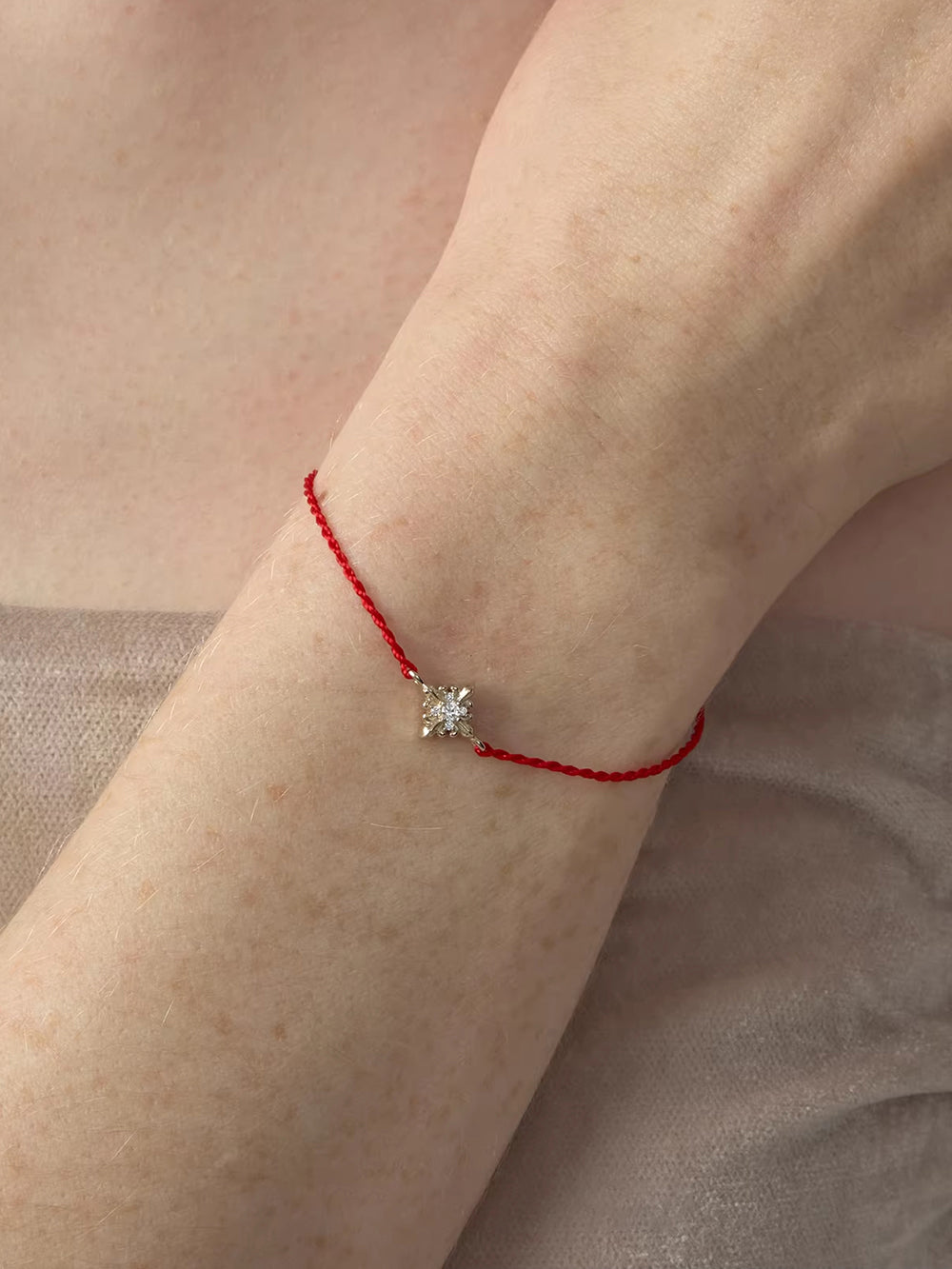 MUKTANK × SUN HUNTER Iris Single Flower Red String Bracelet