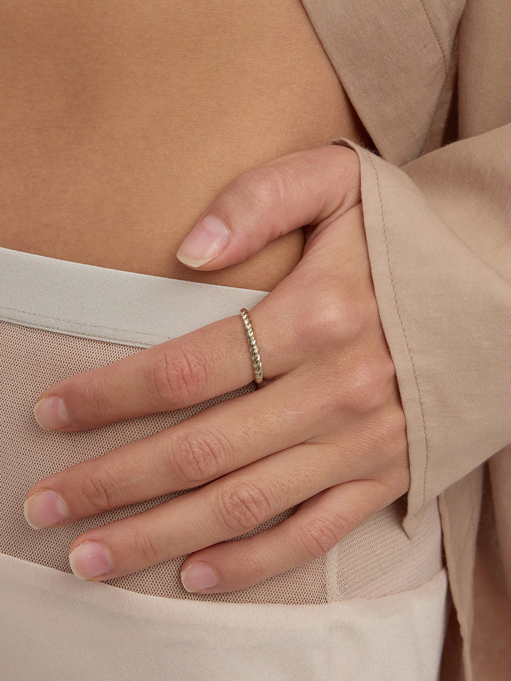 MUKTANK x SUN HUNTER Minimal Twist‑Pattern Ring