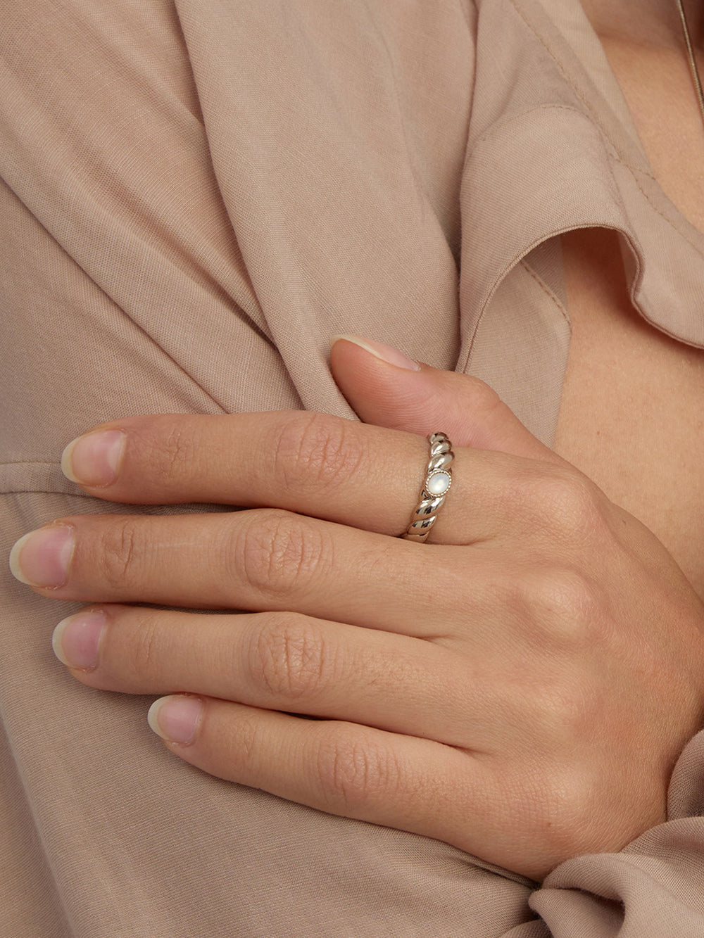 MUKTANK x SUN HUNTER Twisted Rope Ring - Mother of Pearl (Light Titanium Gold)