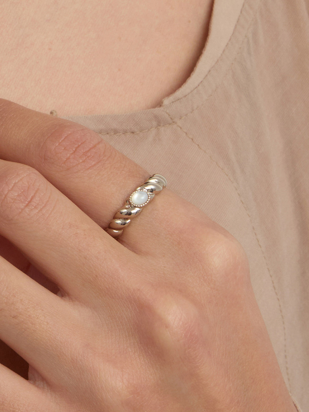 MUKTANK x SUN HUNTER Twisted Rope Ring - Mother of Pearl (Light Titanium Gold)
