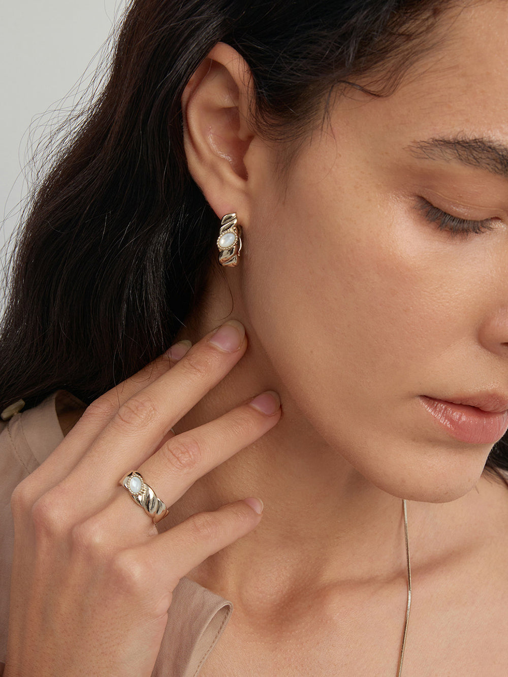 MUKTANK x SUN HUNTER Ocean Threaded Mother of Pearl Ring