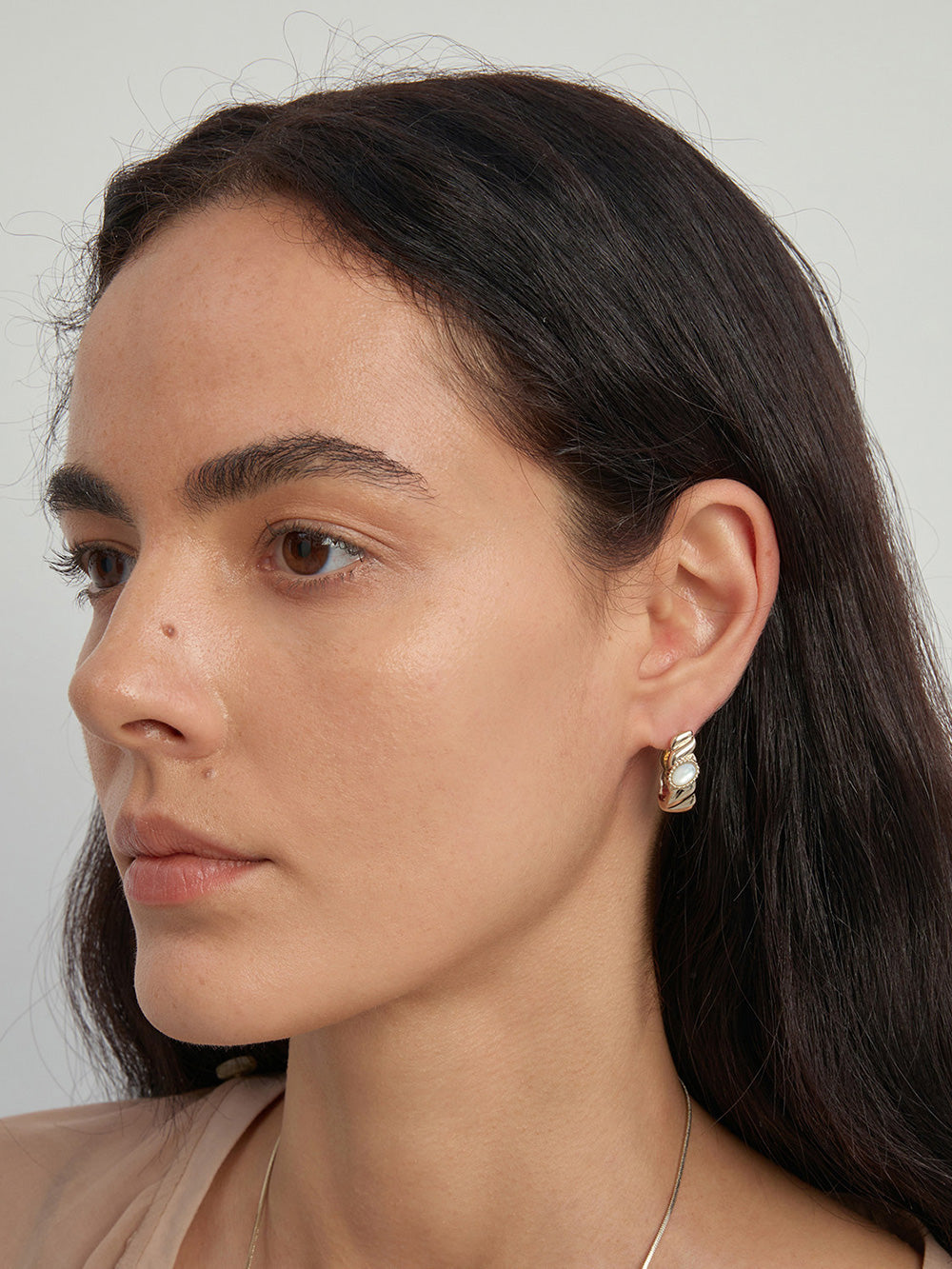 MUKTANK x SUN HUNTER Ocean Mother‑of‑Pearl Textured Ear Cuff